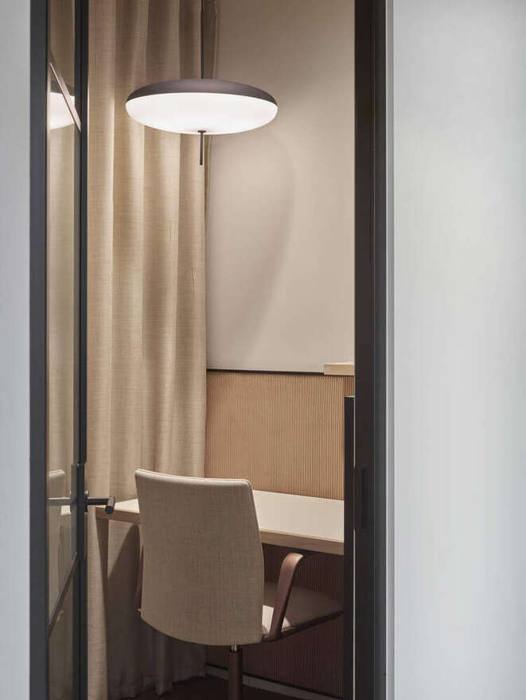 Single-person focus booth with pendant light