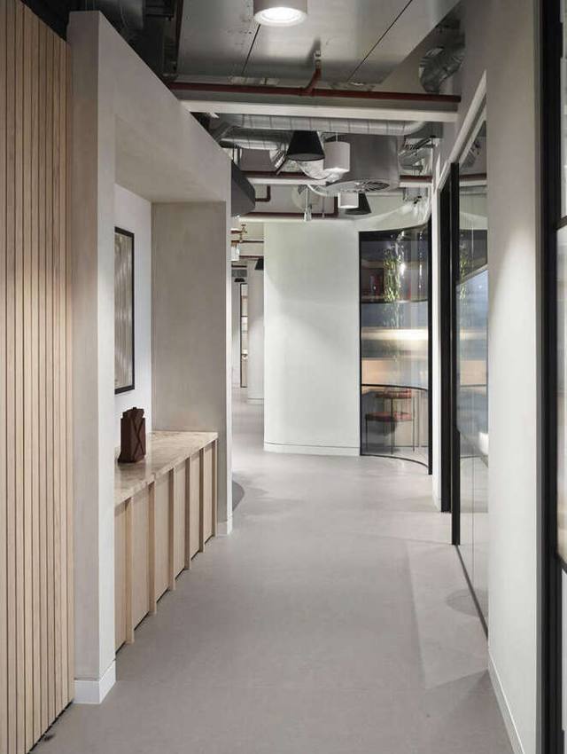 Corridor with marble console, oak slats and curved glazed pod